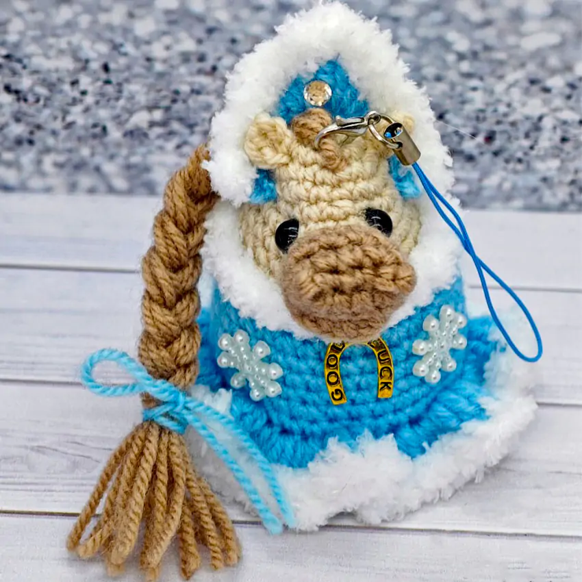 Лошадка в костюме снегурочки